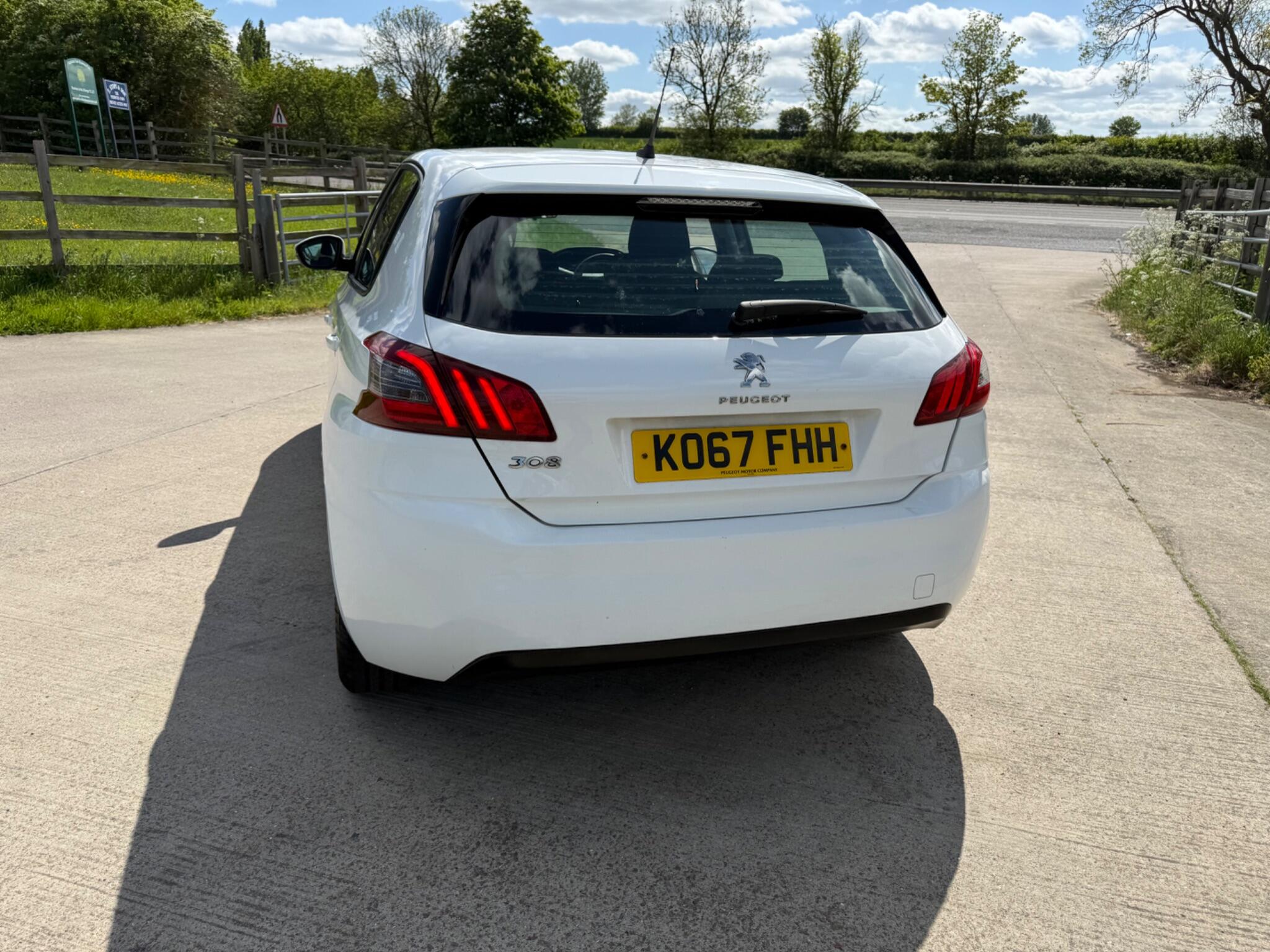 Peugeot 308 1.2 PureTech Access Euro 6 (s/s) 5dr — photo 69 of 100